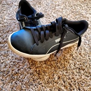 Black puma shoes